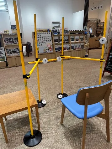 ジム店舗内に設置されたイエローの REAXION 専用フレーム。椅子も使った可変レイアウト。